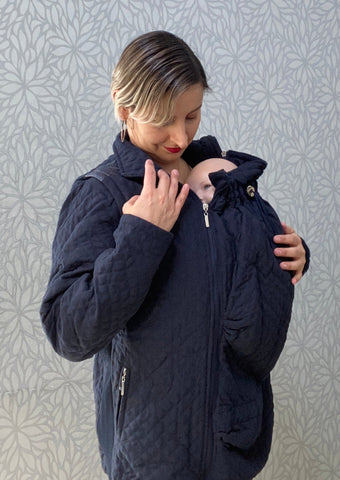 Abrigo de porteo azul marino con vistas imitación piel color negro